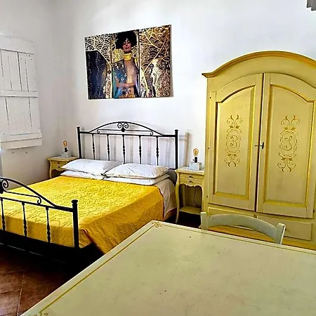 Tobia's House לינה וארוחת בוקר Giuggianello